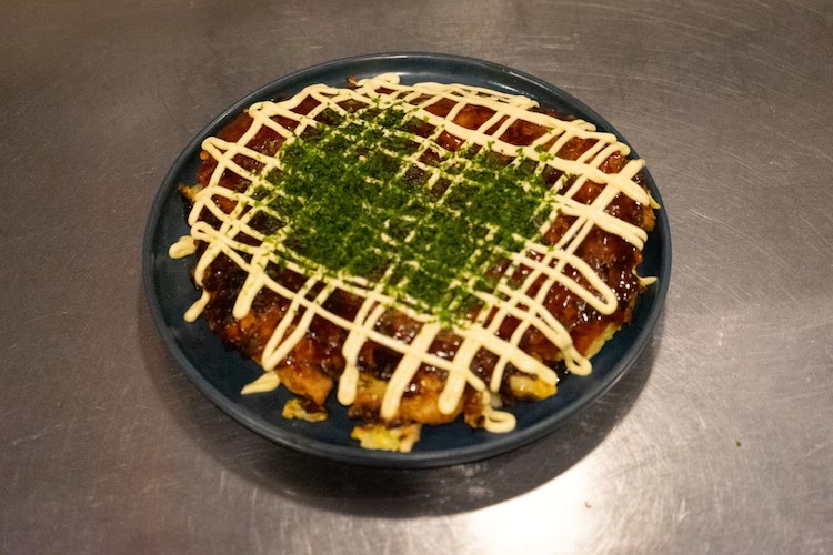 《ドカ食いダイスキ！もちづきさん》巨型广告亮相新宿
