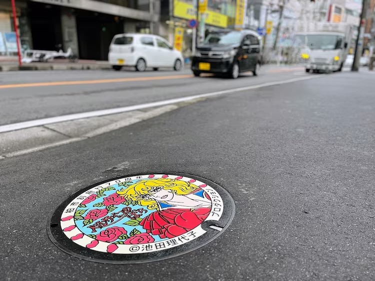 《凡尔赛玫瑰》设计井盖在柏市亮相