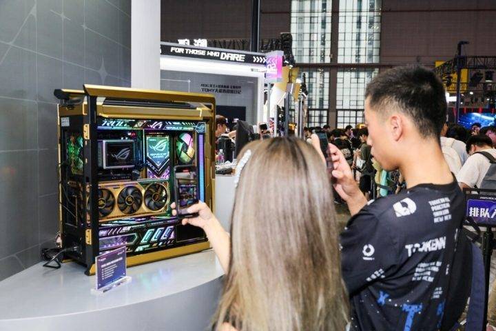 BW2025 ROG玩+乐园 华硕显卡引爆次元狂欢